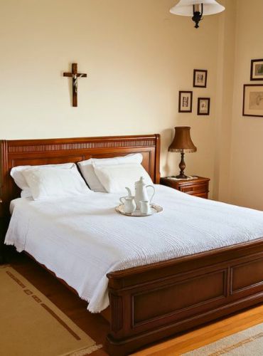 Casa Cinque bedroom for private Greek wine stay beyond Athens