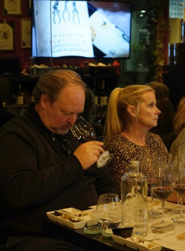 Classic Greek wine tasting in Athens at Cinque Wine and Deli