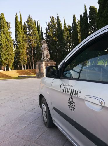 Cinque Wine and Deli private transfer and route experience for Casa Cinque