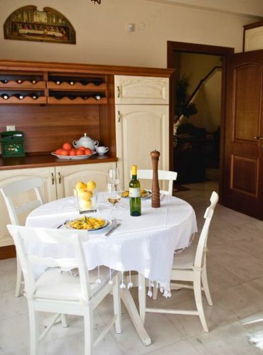 Welcome wine moment at Casa Cinque with table and Greek wine